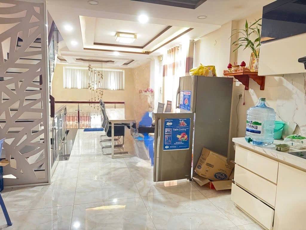 Bán nhà 64 Đường số 18 Phường 8, DT 4,2x15m, 1 trệt 3 lầu. Giá 10.3 tỷ