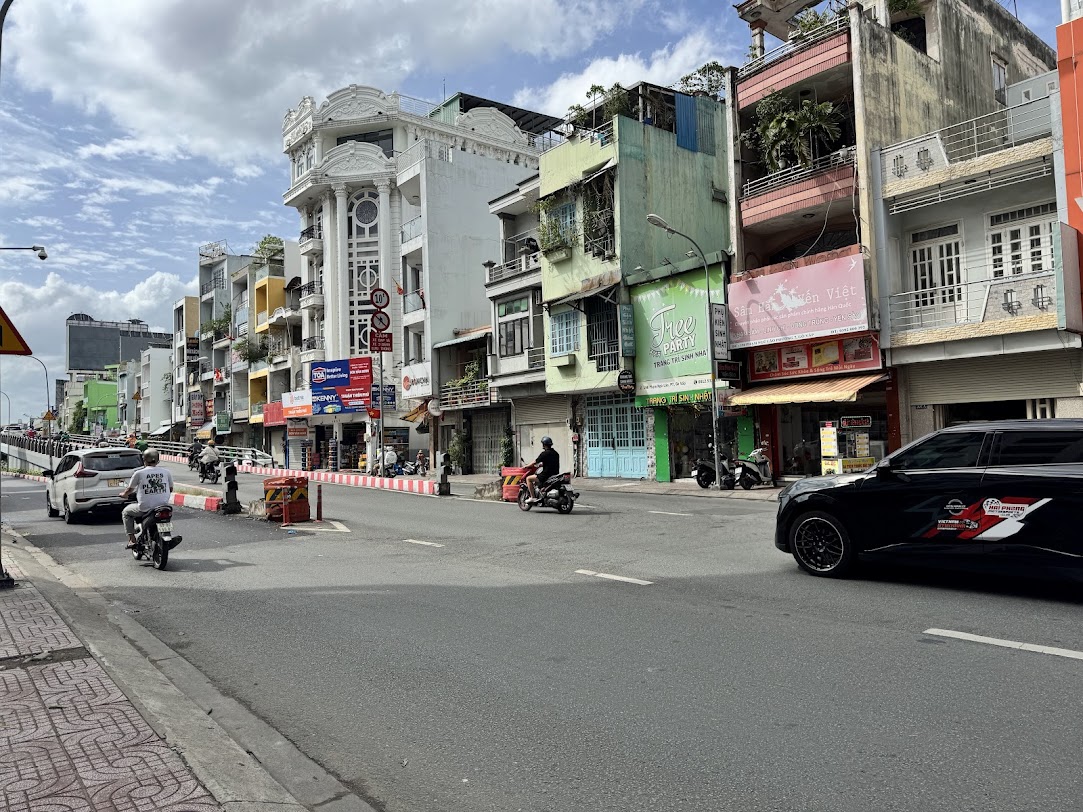 Bán nhà mặt tiền 192 Phạm Ngũ Lão, 1 trệt 2 lầu ST. Giá chỉ 10,5 tỷ