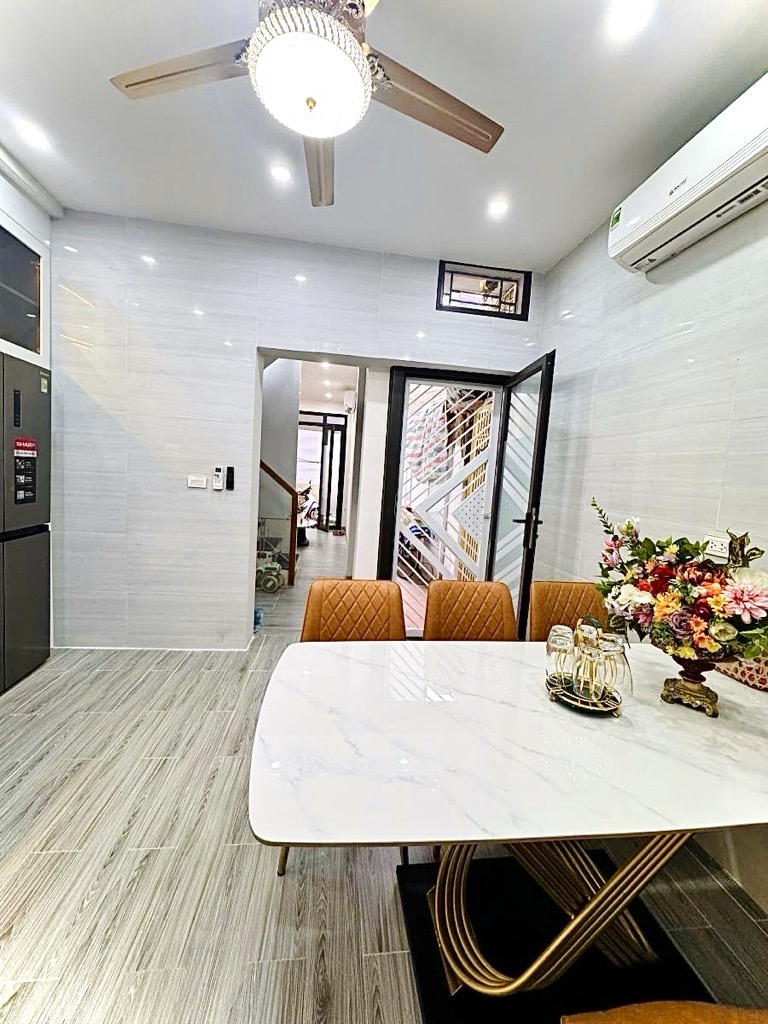 SIÊU PHẨM NHÀ ĐẸP ĐỐNG ĐA, Ô TÔ ĐỖ CỔNG, LÔ GÓC, CÁCH MẶT PHỐ 25M GIÁ 6,99 TỶ
 
