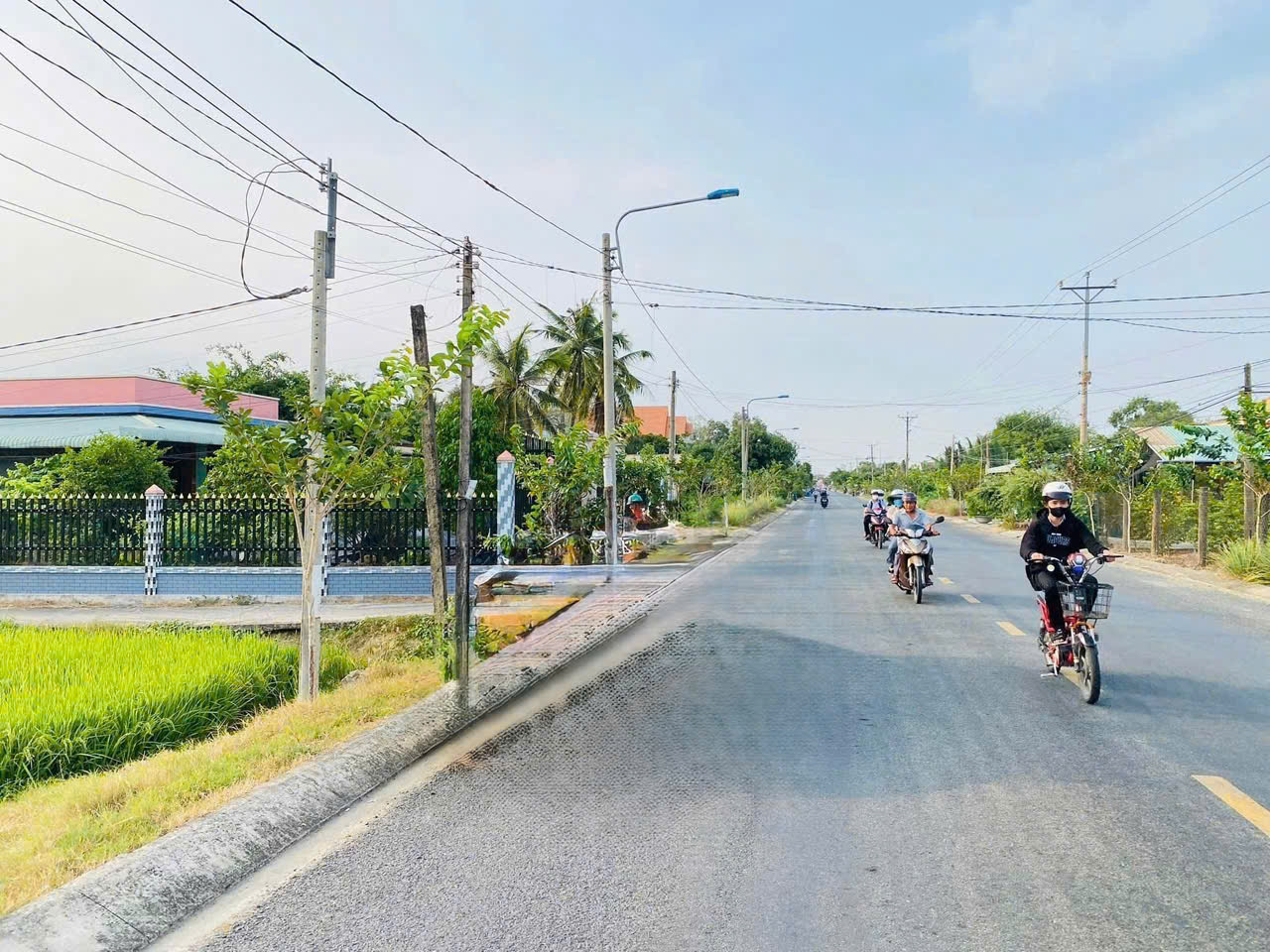 THỔ CƯ NGAY TRUNG TÂM THỊ TRẤN TÂN TRỤ - RA TUYẾN 827E CHỈ 200M