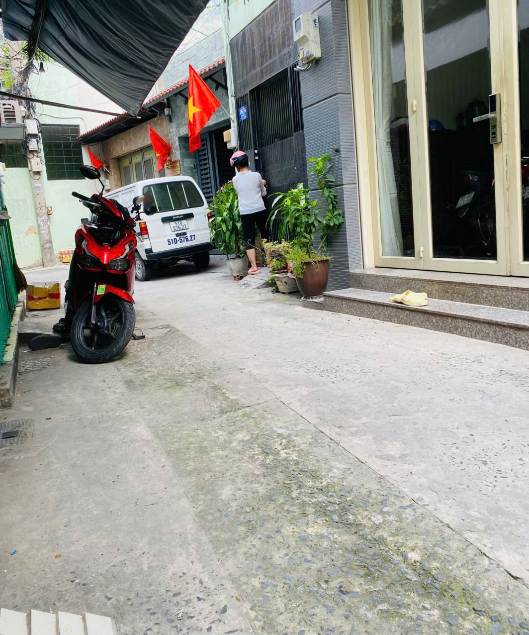 🏡 Nhà góc 2 mặt hẻm – Tân Sơn Nhì, Tân Phú

+ DT: 4,5 x 7,5m (DTCN 32m²) không lộ giới
