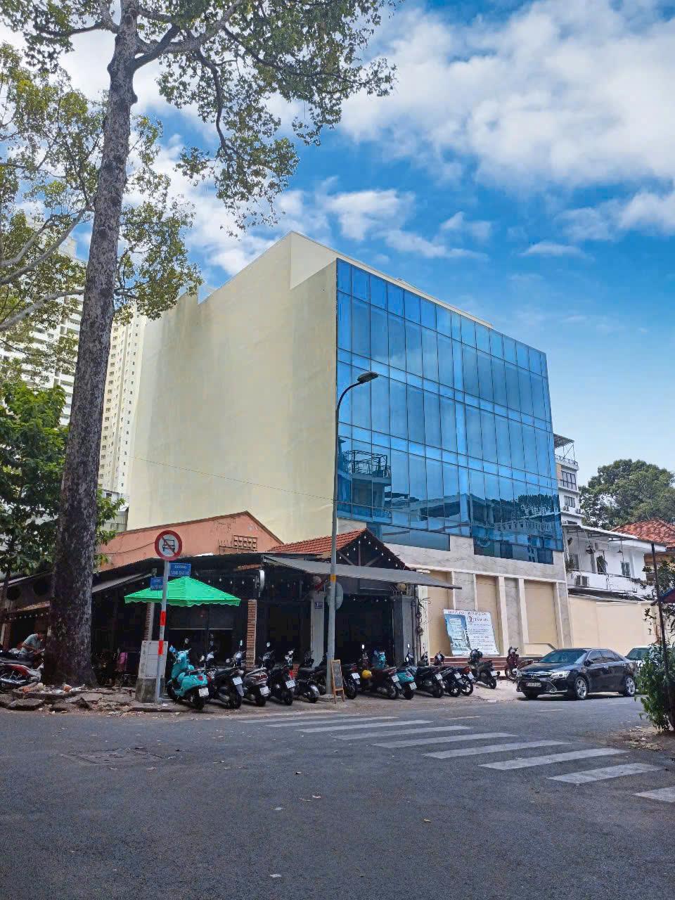 Tòa Building mặt tiền rộng 16,4 mét ngay Trung tâm Thương mại HÙNG VƯƠNG PLAZA - P12, Quận 5 Tp.HCM