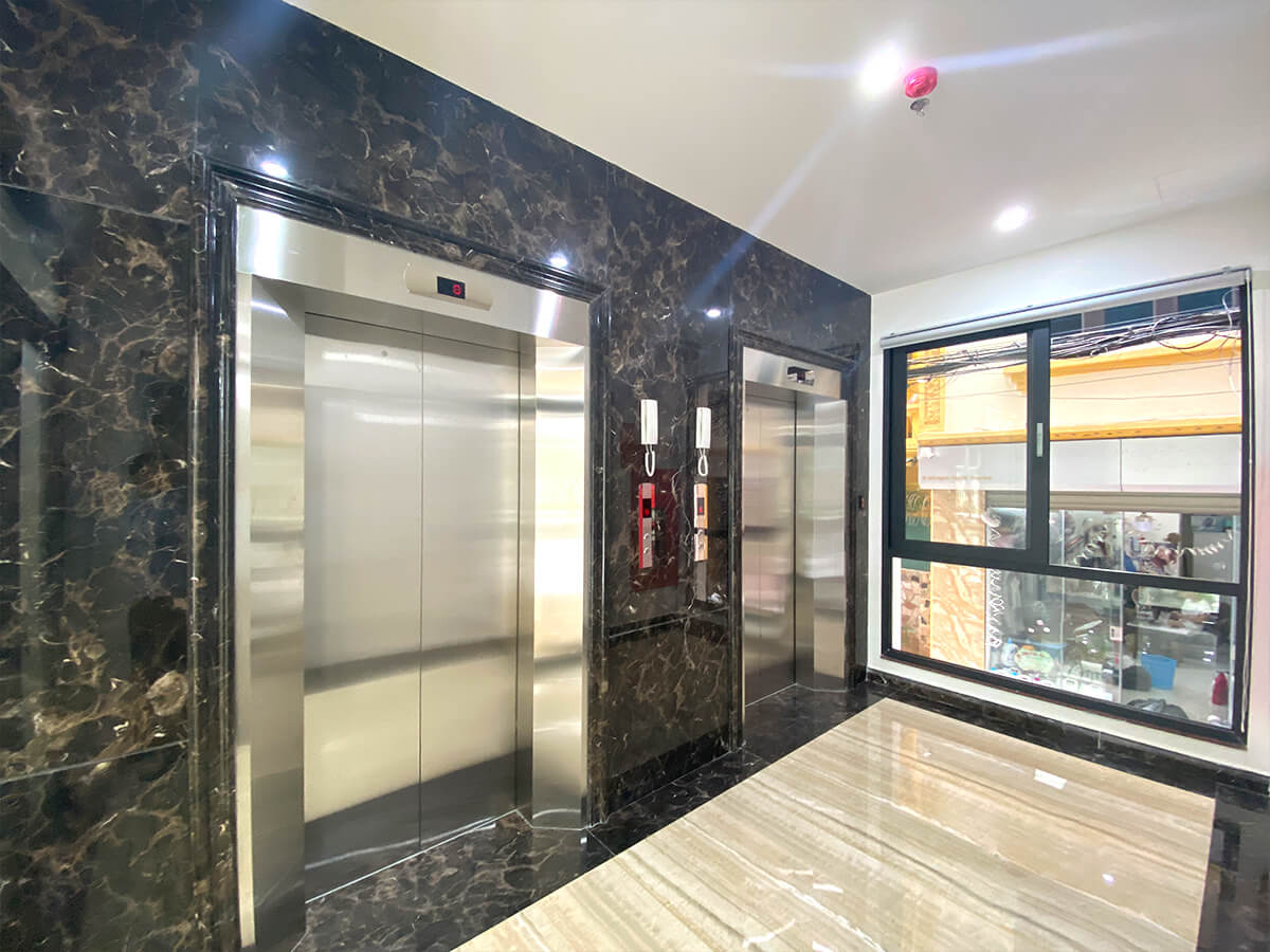 Cho Thuê Tòa Văn Phòng 9 Tầng MP Nguyễn Khang.Vị trí đắc địa. DT 160m2.MT 9m. Giá 300tr/th