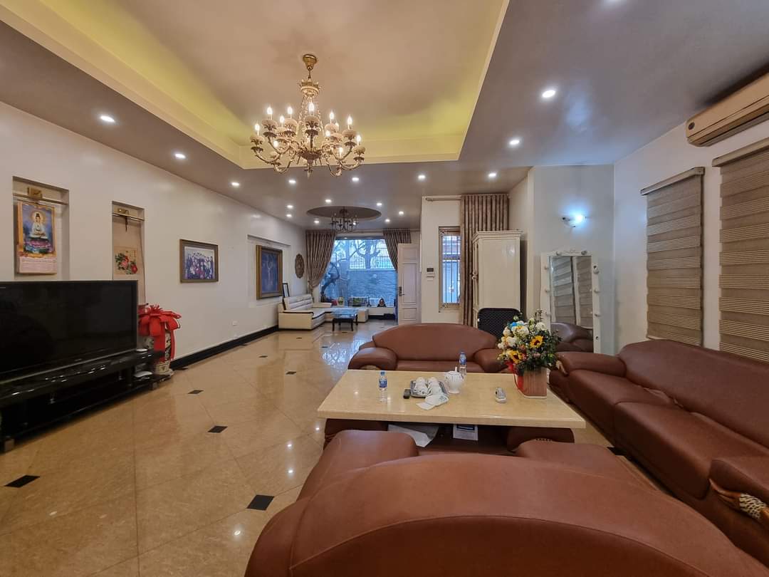 Cần bán gấp mặt phố Lưu Quang Vũ phường Trung Hòa, 50m2 MT 5m, KD quá tốt, chỉ 28.5 tỷ