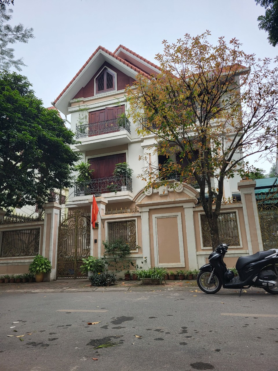 Bán biệt thự Dịch Vọng gần Công viên Cầu Giấy, 200m2 MT 12m giá cực tốt Bán biệt thự Dịch Vọng gần Công viên Cầu Giấy, 200m2 MT 12m giá cực tốt