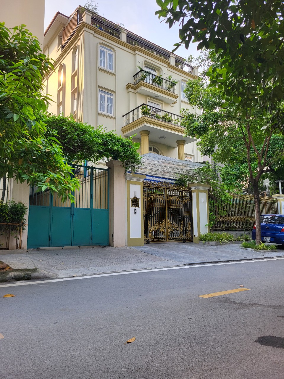 Bán biệt thự Tây Hồ gần quận ủy, 200m2 có hầm, giá bán 75 tỷ