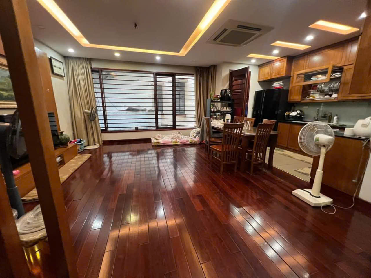 Bán biệt thự phố Dịch Vọng, mặt tiền lớn, 255m2 có hầm, giá bán 100 tỷ