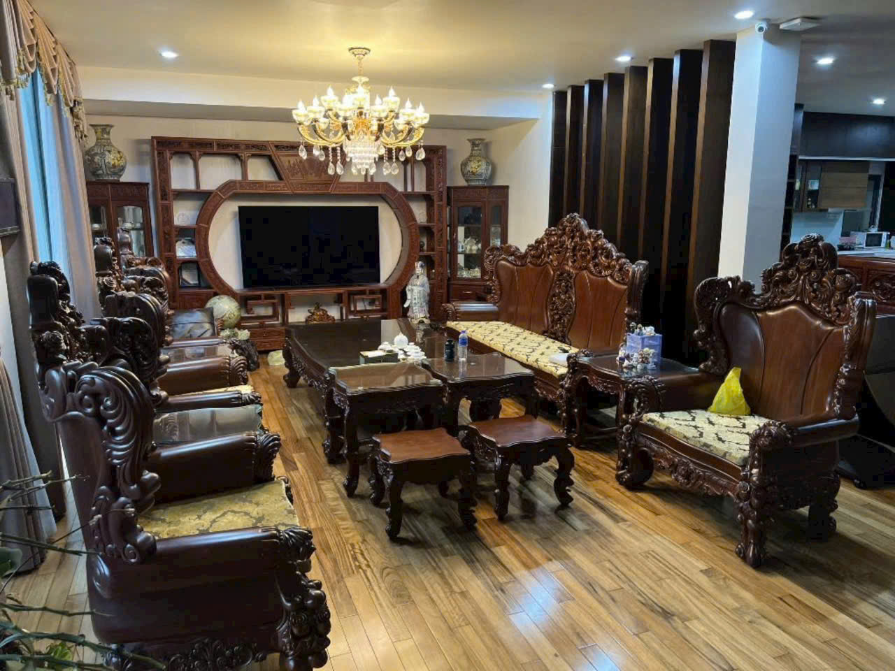 Bán biệt thự Tây Hồ gần quận ủy, view vườn hoa, 250m2 có hầm, giá bán 100 tỷ