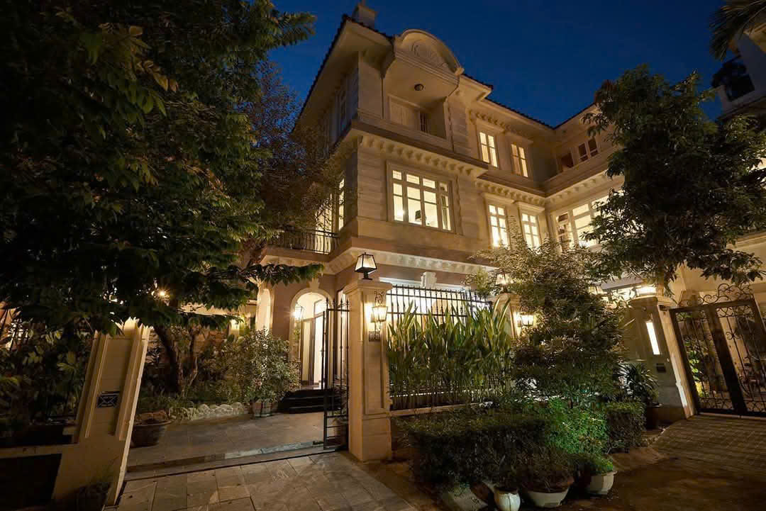 Bán biệt thự Thành Thái gần Công viên Cầu Giấy, 240m2 MT 15m đẹp nhất khu