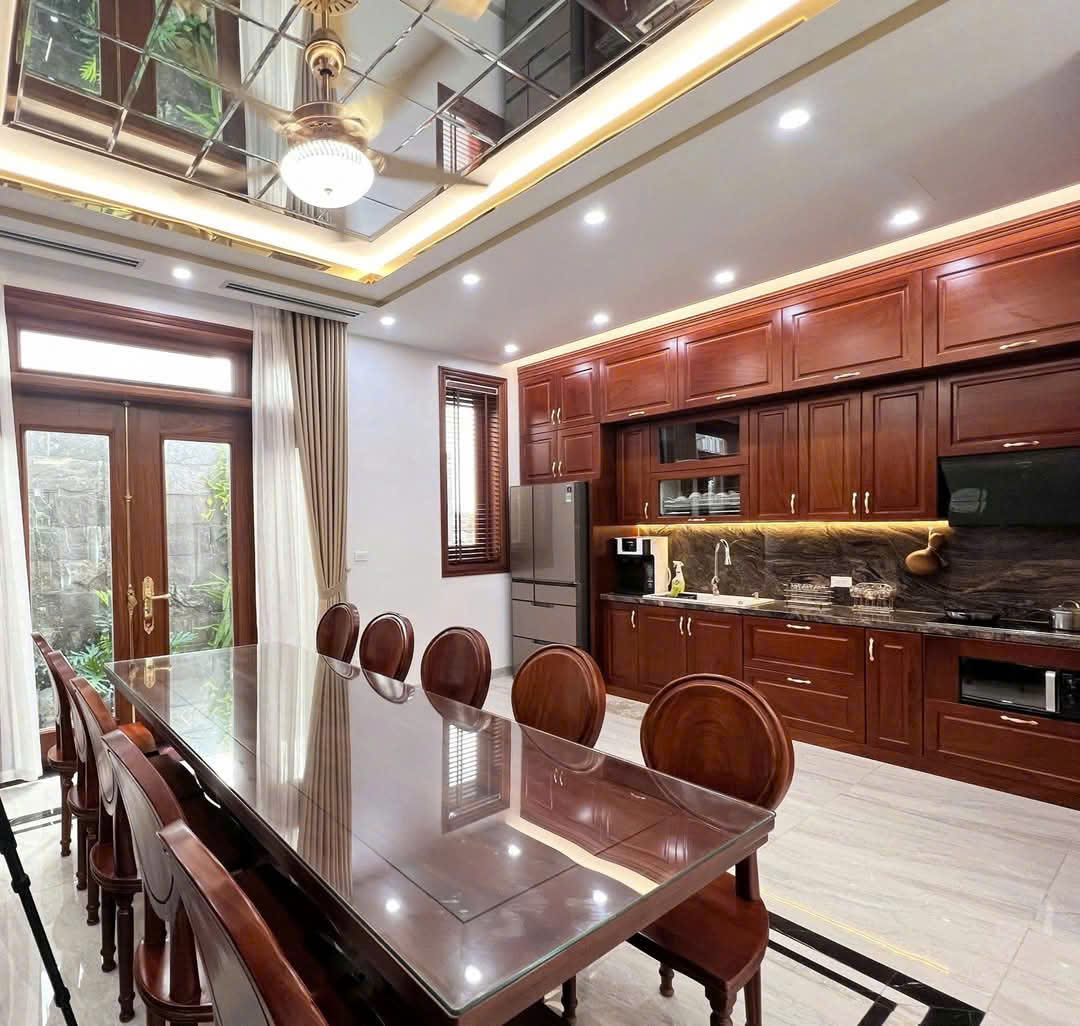 Bán biệt thự phố Dịch Vọng, mặt tiền lớn, 255m2 có hầm, giá bán 100 tỷ