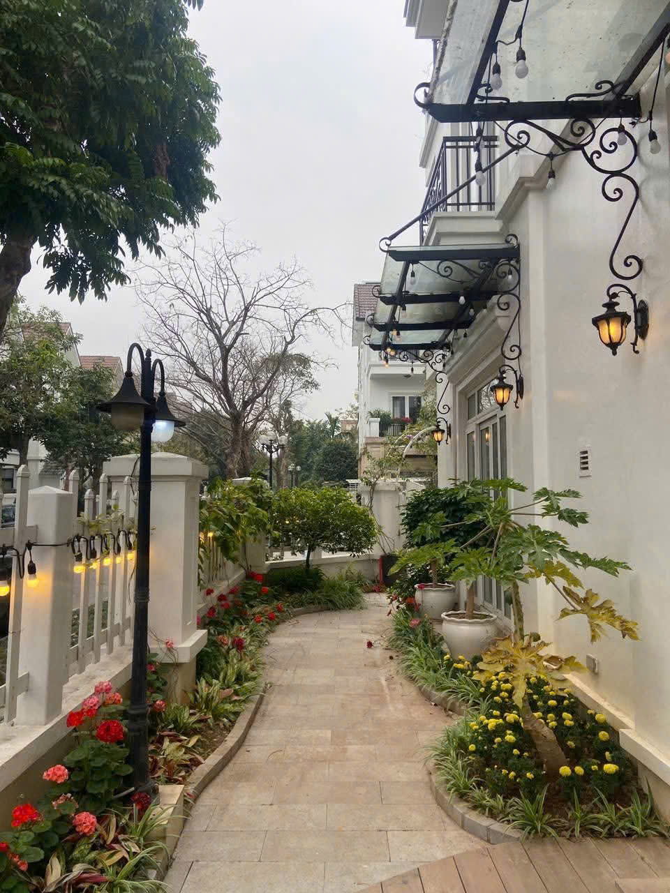 Bán biệt thự Nam Trung Yên 176m2 MT 12m, view sân chơi thoáng sáng