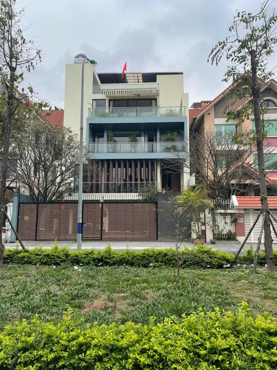 Bán biệt thự Tây Hồ gần quận ủy, view vườn hoa, 250m2 có hầm, giá bán 100 tỷ