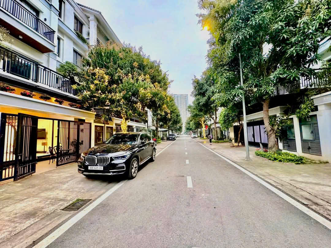 Bán biệt thự Nam Trung Yên 176m2 MT 12m, view sân chơi thoáng sáng