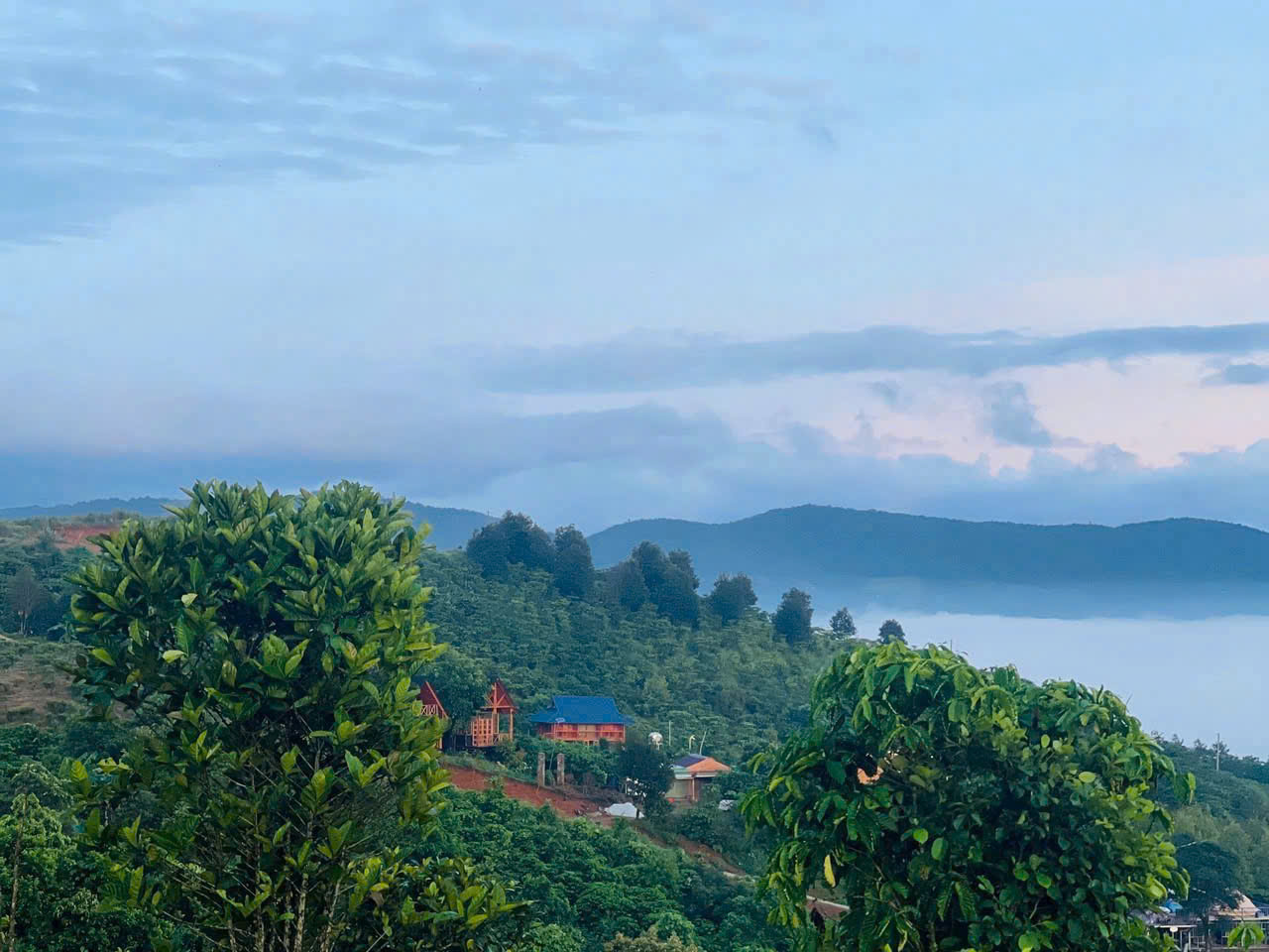 Duy nhất 2 lô đất diện tích 1045-1337m2 bám suối, mặt tiền rộng nằm giữa cộng đồng nhà gỗ Aman Blao