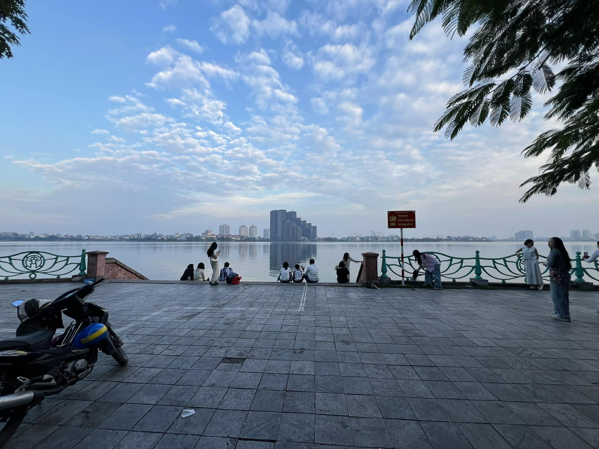 Binhbds cho thuê nhà mặt Hồ Tây mặt tiền 15m