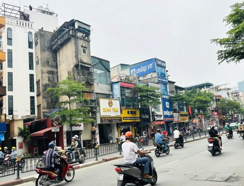 Nhà Hoàng Cầu, Đống Đa 111m2 x 4 tầng ô tô tránh, MT 5,6m, giá 32,5 tỷ