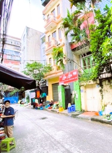 Nhà Hoàng Cầu, Đống Đa 111m2 x 4 tầng ô tô tránh, MT 5,6m, giá 32,5 tỷ