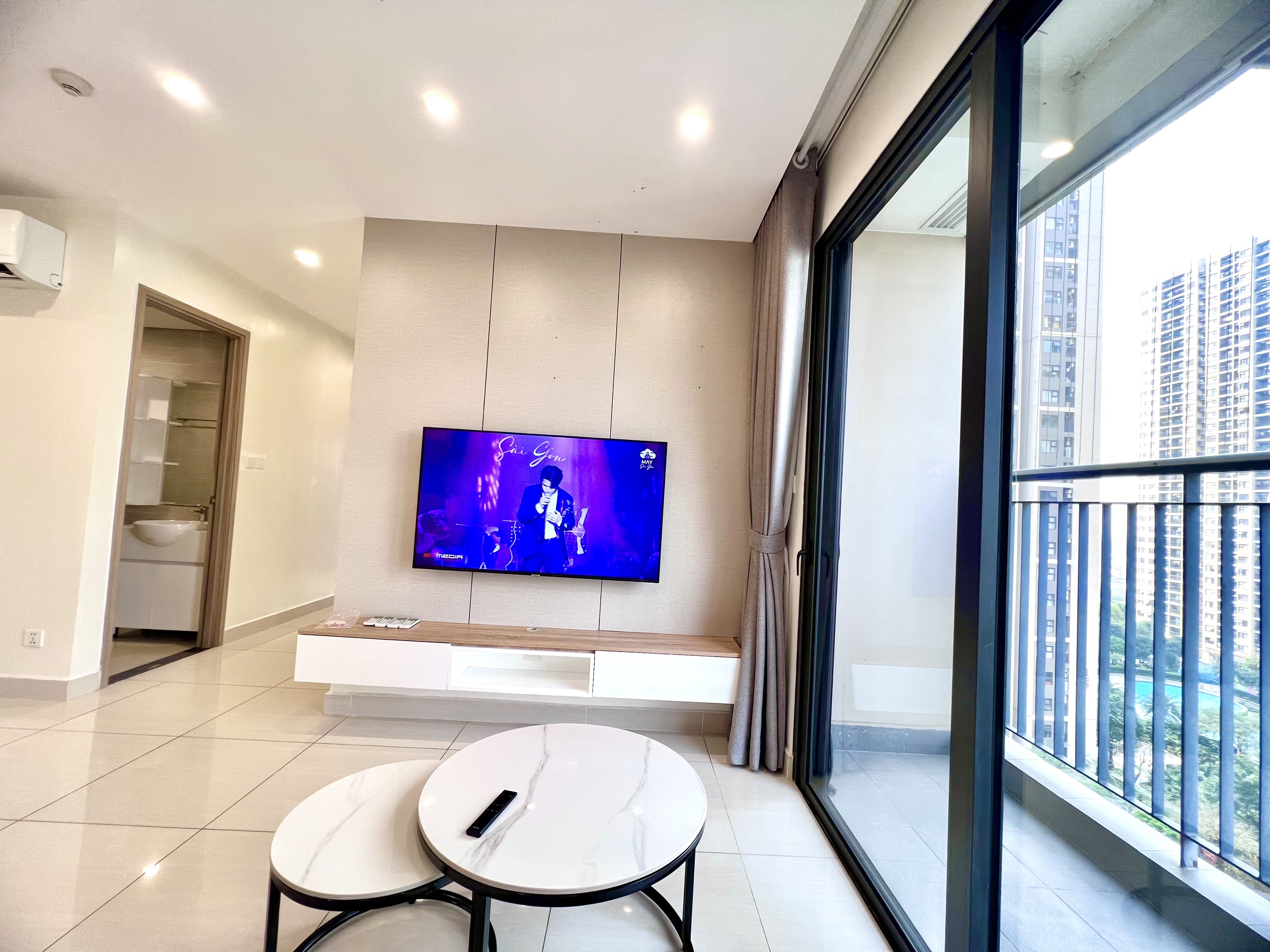 Bán gấp căn 2PN Vinhomes Metropolis, tầng trung ban công ĐN, view thành phố, có slot oto