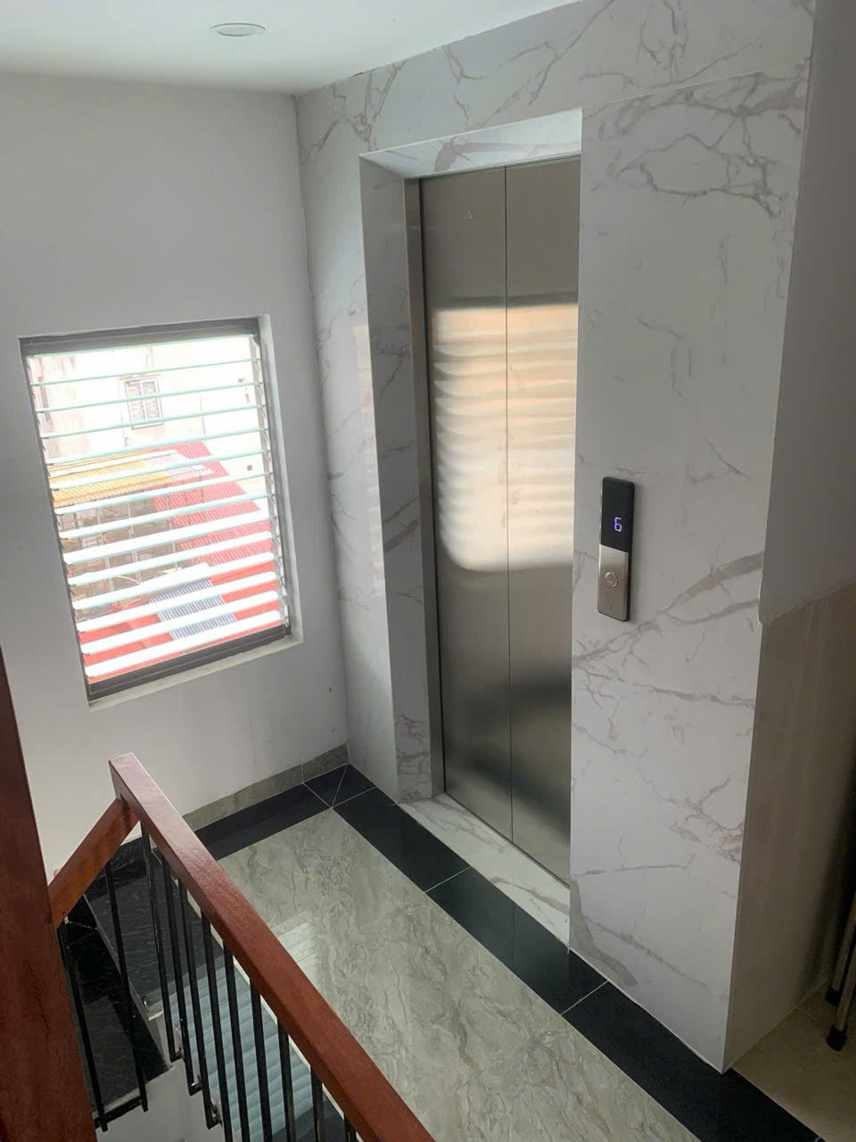 Quan nhân nhà ngay đầu ngõ, 12 tỷ 36m sử dụng 7 tầng thang máy mới kính coong chỉ cần dọn vào ở