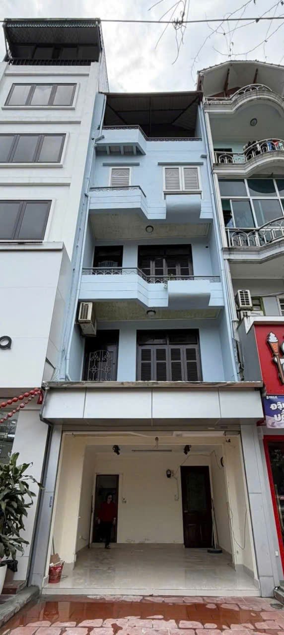 Nhà Cầu Giấy-Vỉa hè đá bóng -Kinh doanh sầm uất-Mặt sau ô tô tránh-2 Mặt tiền
