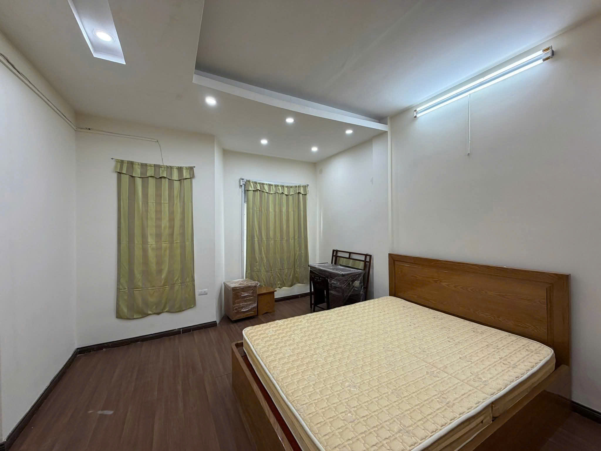 Nhà Cầu Giấy-Vỉa hè đá bóng -Kinh doanh sầm uất-Mặt sau ô tô tránh-2 Mặt tiền