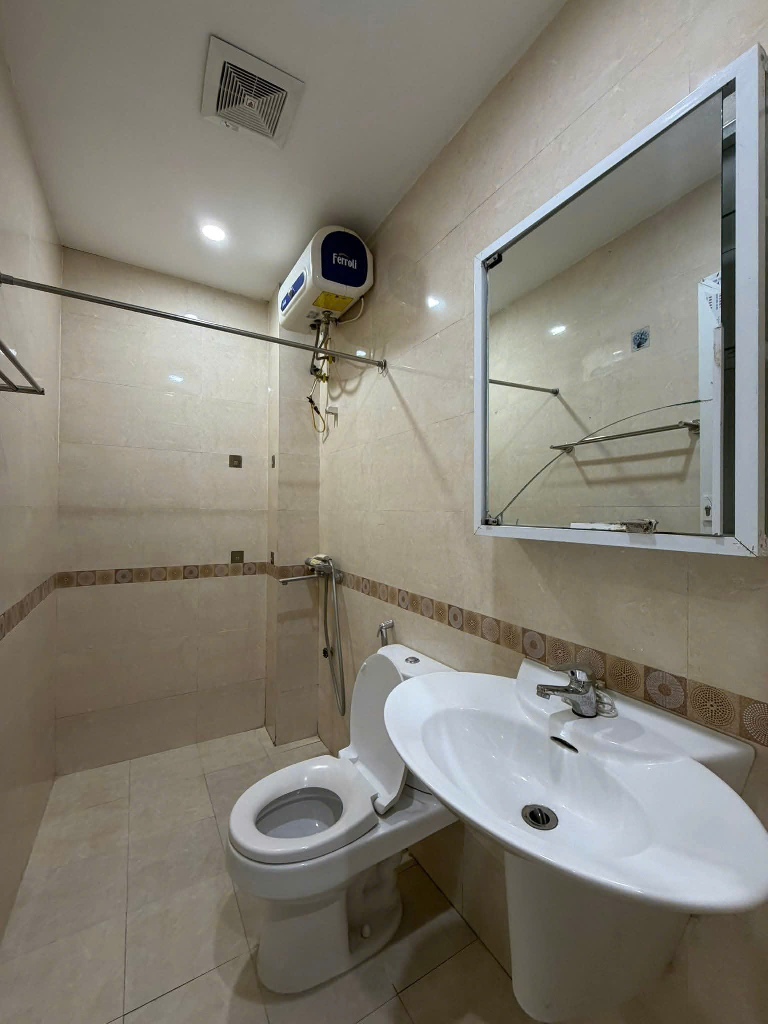 Nhà Cầu Giấy-Vỉa hè đá bóng -Kinh doanh sầm uất-Mặt sau ô tô tránh-2 Mặt tiền