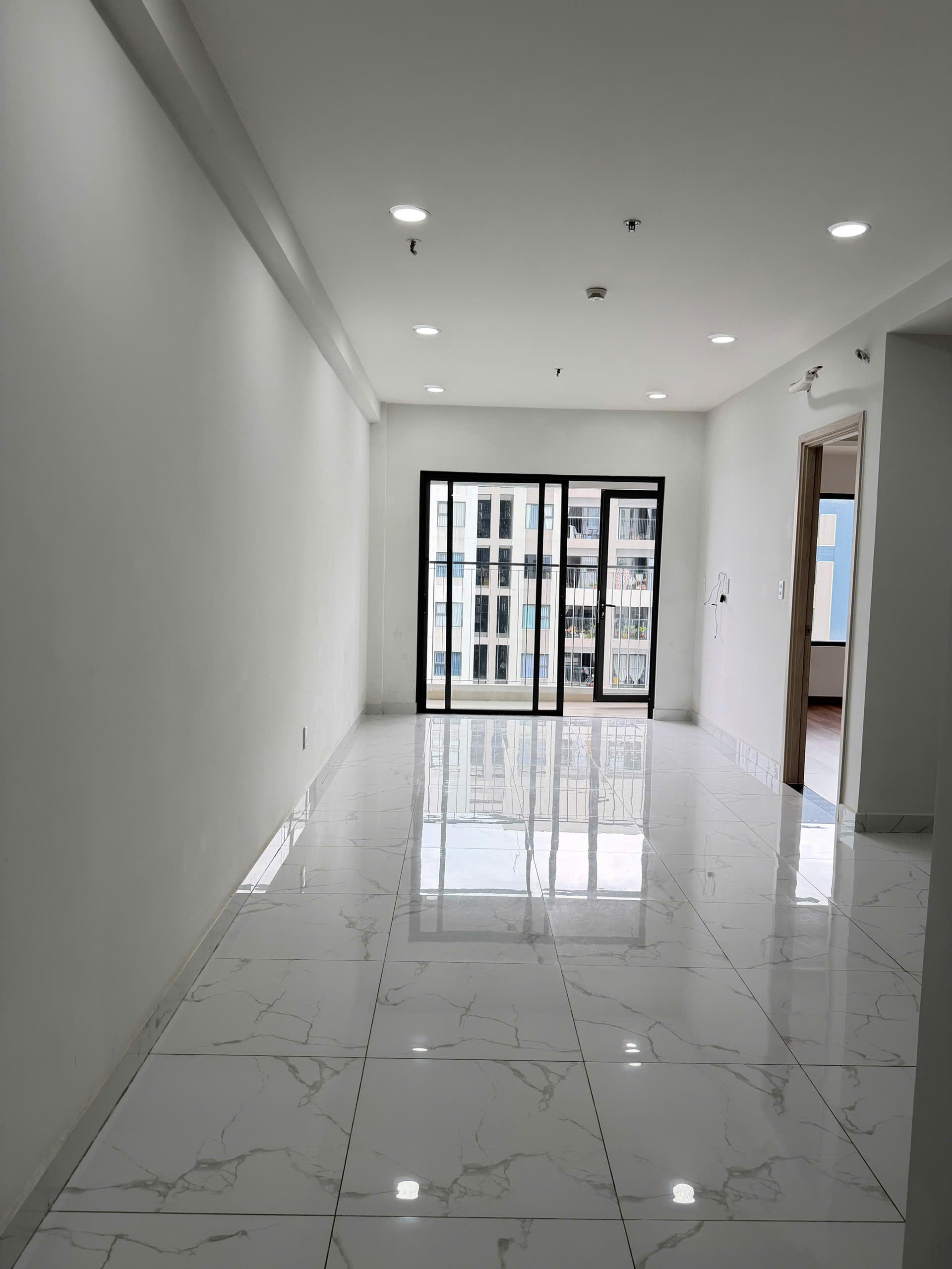 CẦN BÁN 2PN 70M2 GIÁ CHỈ 2,4 TỶ SỔ SẴN TẠI CHARM CITY DĨ AN - VINCOM SÁT BÊN