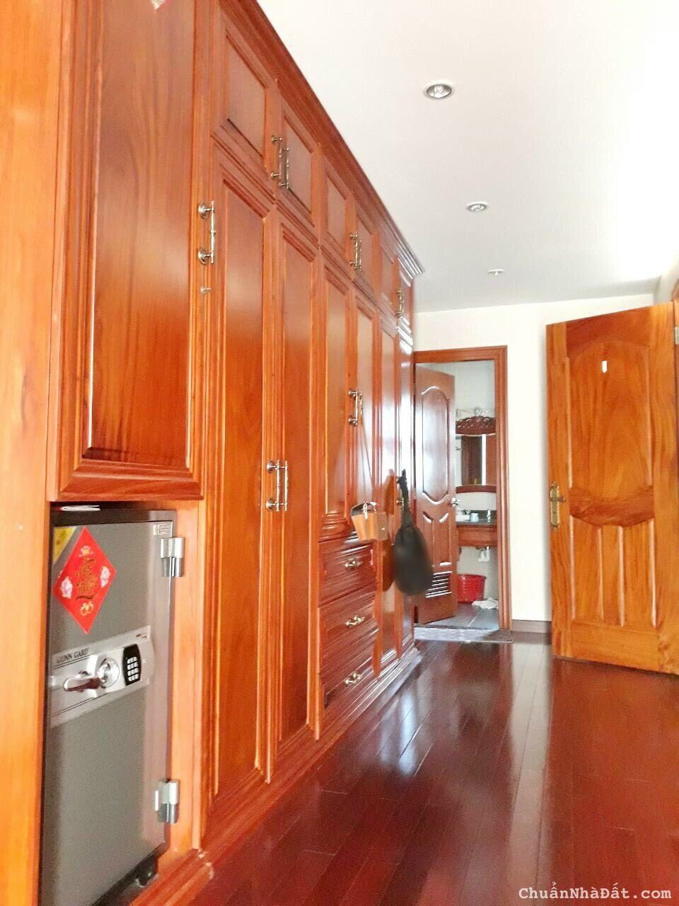 Cho thuê nhà đẹp 3 lầu mặt tiền đường NB Tạ Quang Bửu P.5 Quận 8