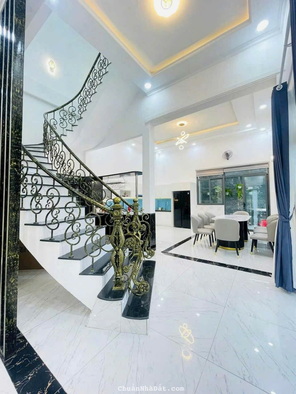 Biệt thự đẹp dt 300m2 Tân Hiệp, Hóc Môn giá 8,66 tỷ