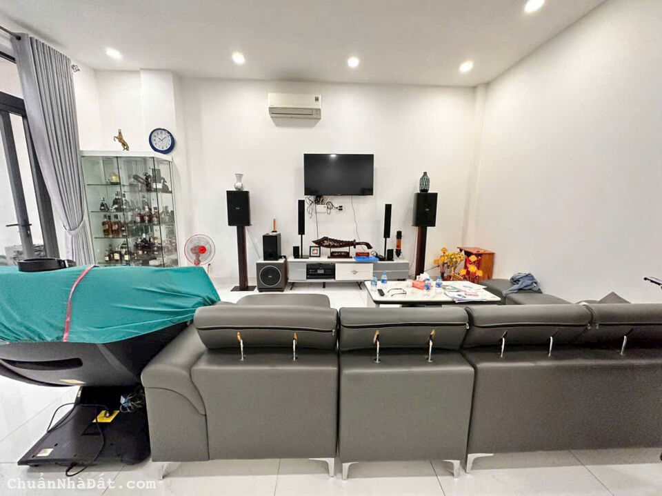 Nhà mặt tiền đường số 1, p16 dt 104m2 3 lầu 4pn 4wc giá 11,9 tỷ