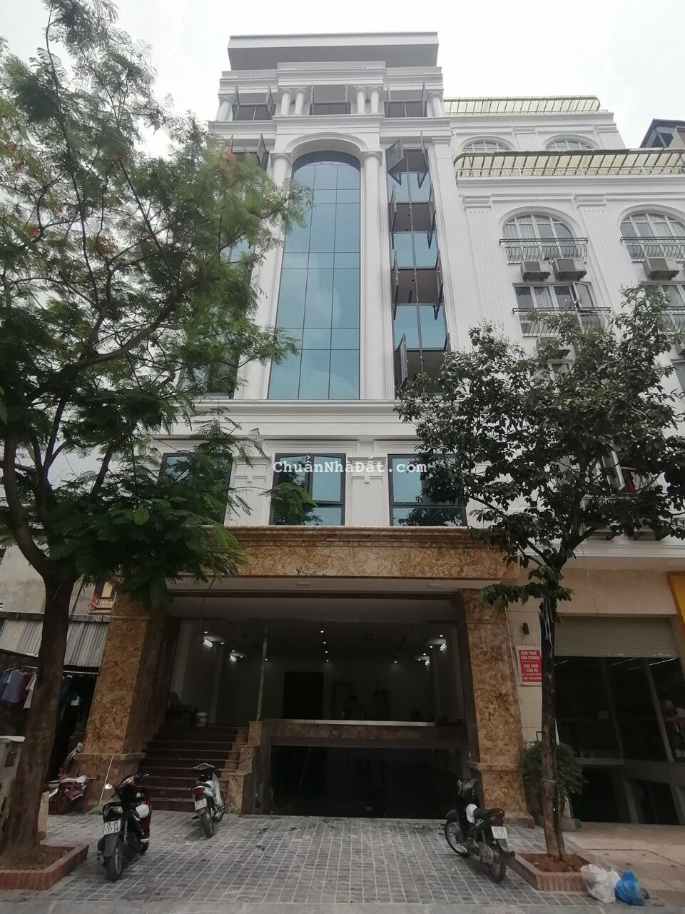 Bán tòa nhà VP 9 tầng mặt Phố Quan Hoa - Nguyễn Khánh Toàn Dt 190m2 MT 9.5m. Giá 90 tỷ