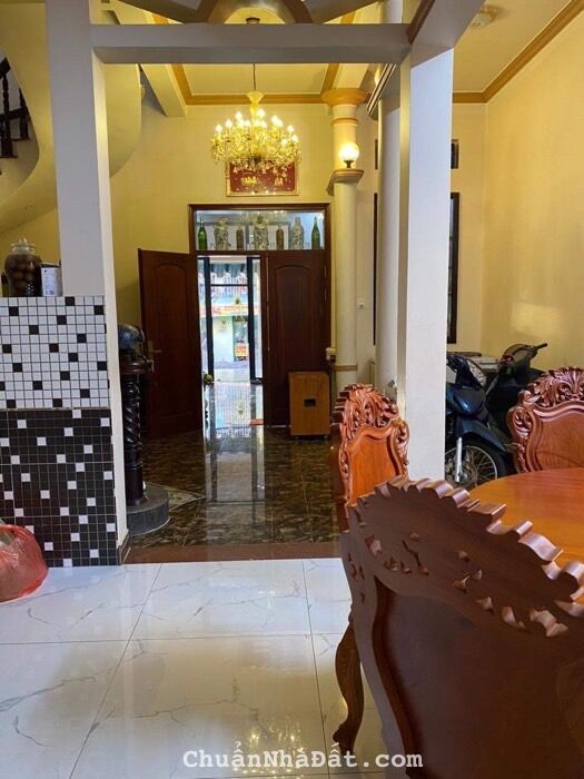 Bán biệt thự Tỉnh Lộ 10-ngang 7.1m-4PN-nội thất xịn+đẹp-180m2-gần chợ chỉ 11 tỷ