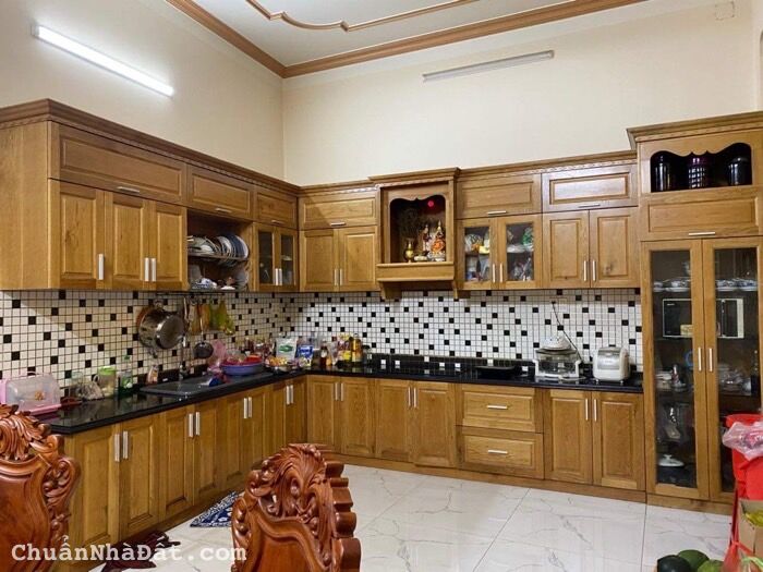 Bán biệt thự Tỉnh Lộ 10-ngang 7.1m-4PN-nội thất xịn+đẹp-180m2-gần chợ chỉ 11 tỷ