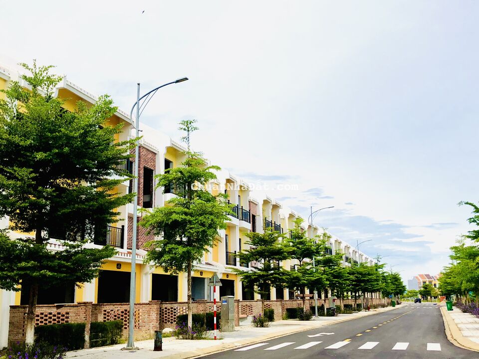 NHÀ PHỐ 3 TẦNG - VIEW SÔNG - NGAY BẾN DU THUYỀN KĐT NAM HỘI AN CITY