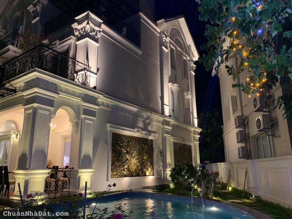 Bán Biệt Thự  Hoa Sữa 11 Vinhomes Riverside 395m2 x 4 tầng, MT 10m. Thiết kế Xa Hoa có Bể Bơi, Sân 