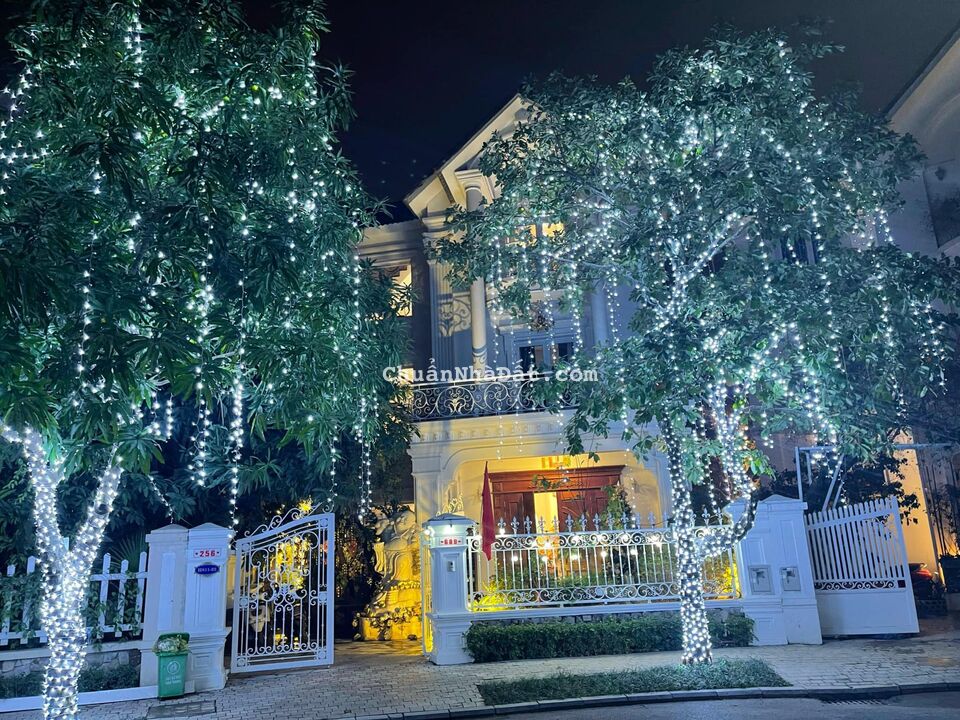 Bán Biệt Thự  Hoa Sữa 11 Vinhomes Riverside 395m2 x 4 tầng, MT 10m. Thiết kế Xa Hoa có Bể Bơi, Sân 