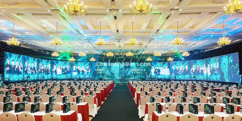 Cần Chuyển Nhượng Trung Tâm Thương Mại Hà Nội 4500m2 x 3 tầng Lô Góc Hai Mặt Phố lớn