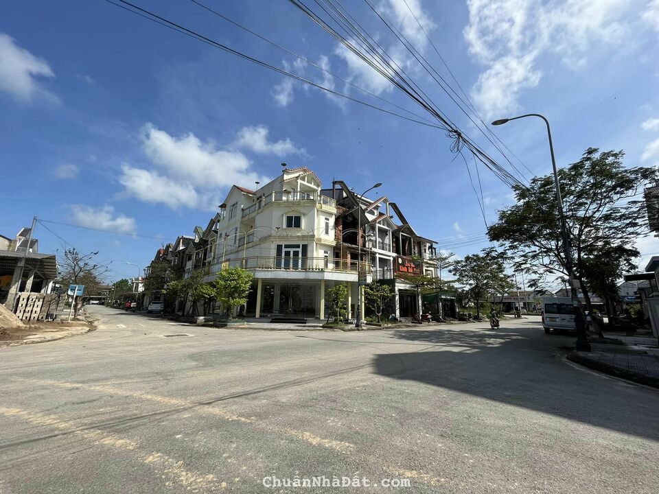 Nhà thô 4 tầng mái thái Green City giá sale sập sàn Nhà thô 4 tầng mái thái Green City giá sale sập sàn