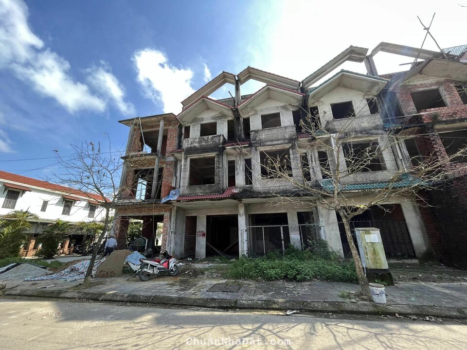 Nhà thô 4 tầng mái thái Green City giá sale sập sàn Nhà thô 4 tầng mái thái Green City giá sale sập sàn