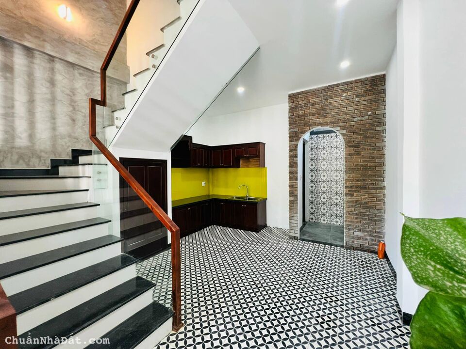 Bán nhà 3 tầng hiện đại đường Duy Tân xách vali vào ở ngay