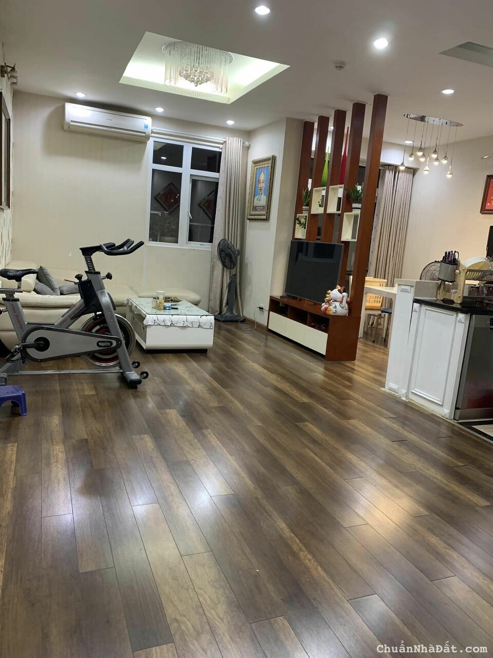 (Độc Đắc) Bán chung cư quận Cầu Giấy Trung Yên Plaza 115m 2PN tầng trung tặng nội thất view thoáng 