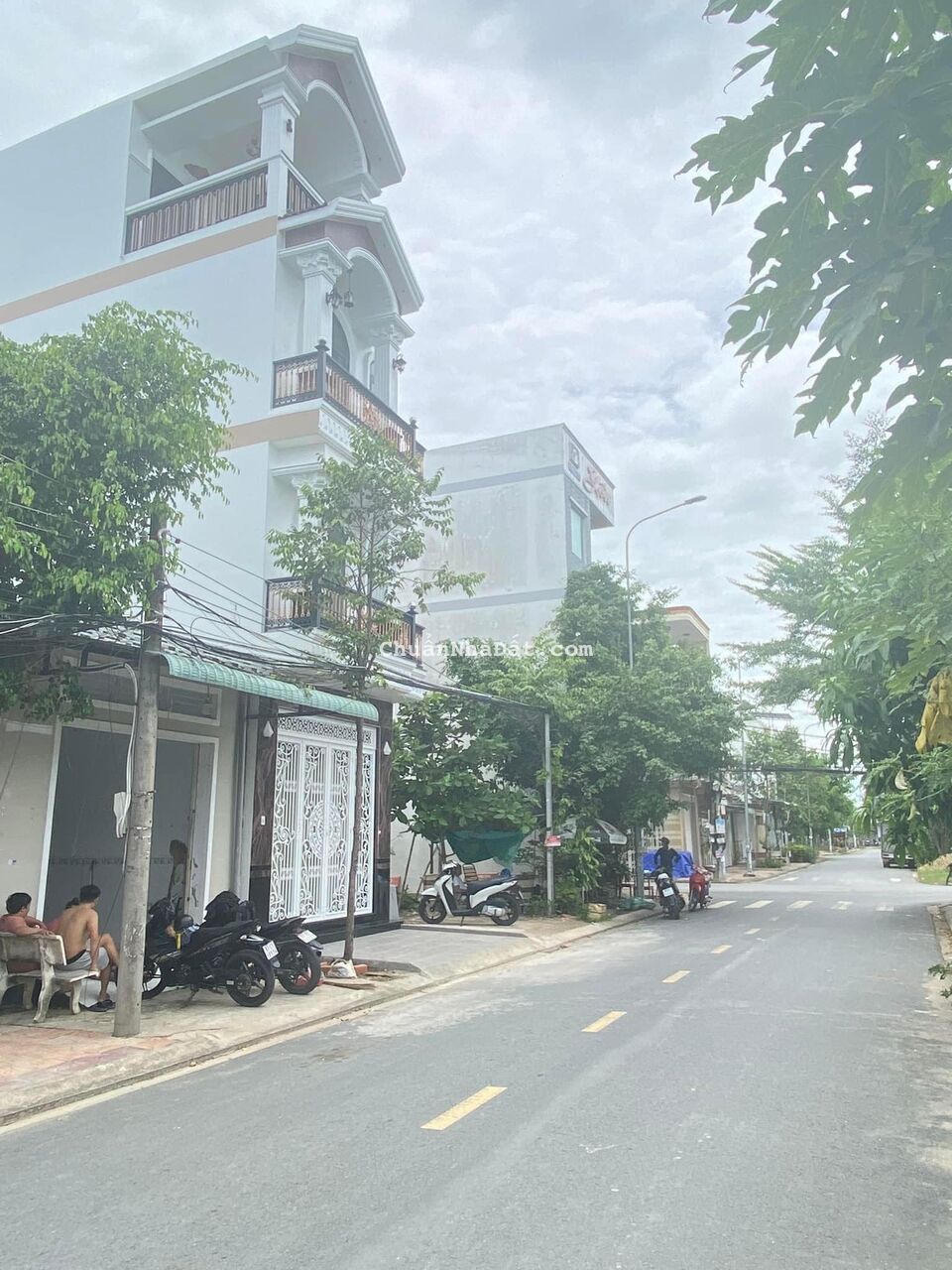 Bán nhà 1 trệt 3 lầu cao cấp mặt tiền kdc Hàng Bàng thành phố Cần Thơ. Bán nhà 1 trệt 3 lầu cao cấp mặt tiền kdc Hàng Bàng thành phố Cần Thơ.