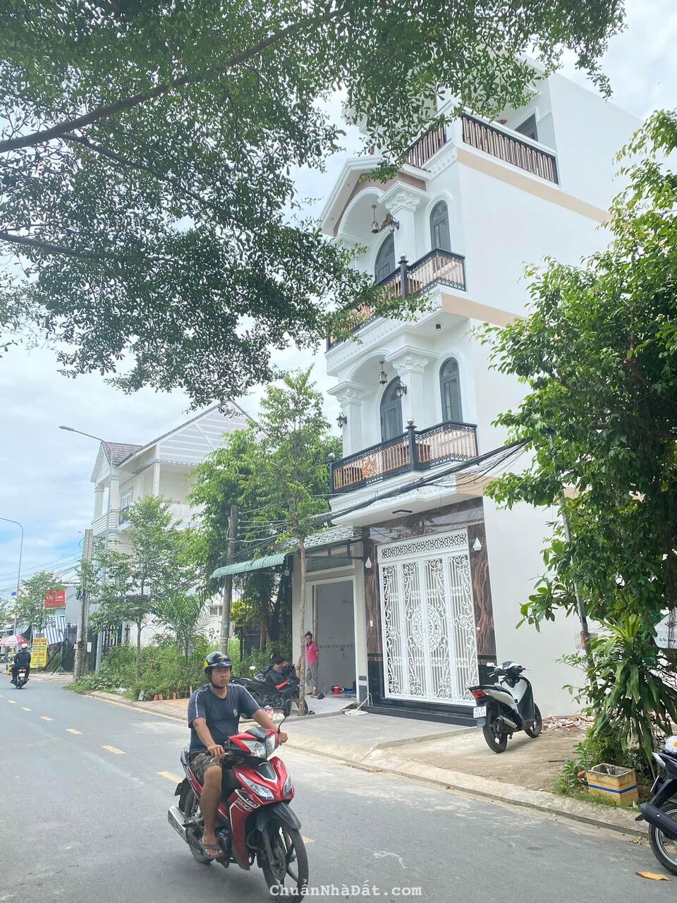 Bán nhà 1 trệt 3 lầu cao cấp mặt tiền kdc Hàng Bàng thành phố Cần Thơ. Bán nhà 1 trệt 3 lầu cao cấp mặt tiền kdc Hàng Bàng thành phố Cần Thơ.