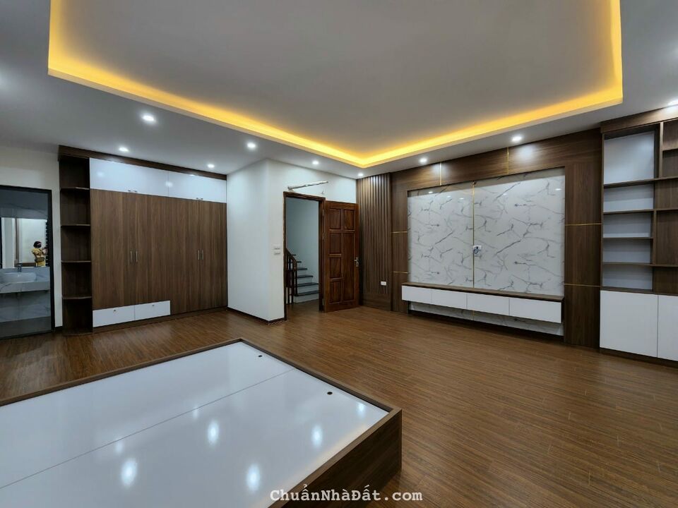 Bán nhà mới Phố 279 Đội Cấn, Ba Đình, DT 43m2x4T giá chỉ nhỉnh 4 tỷ, nhà mới - full nội thất, KD.