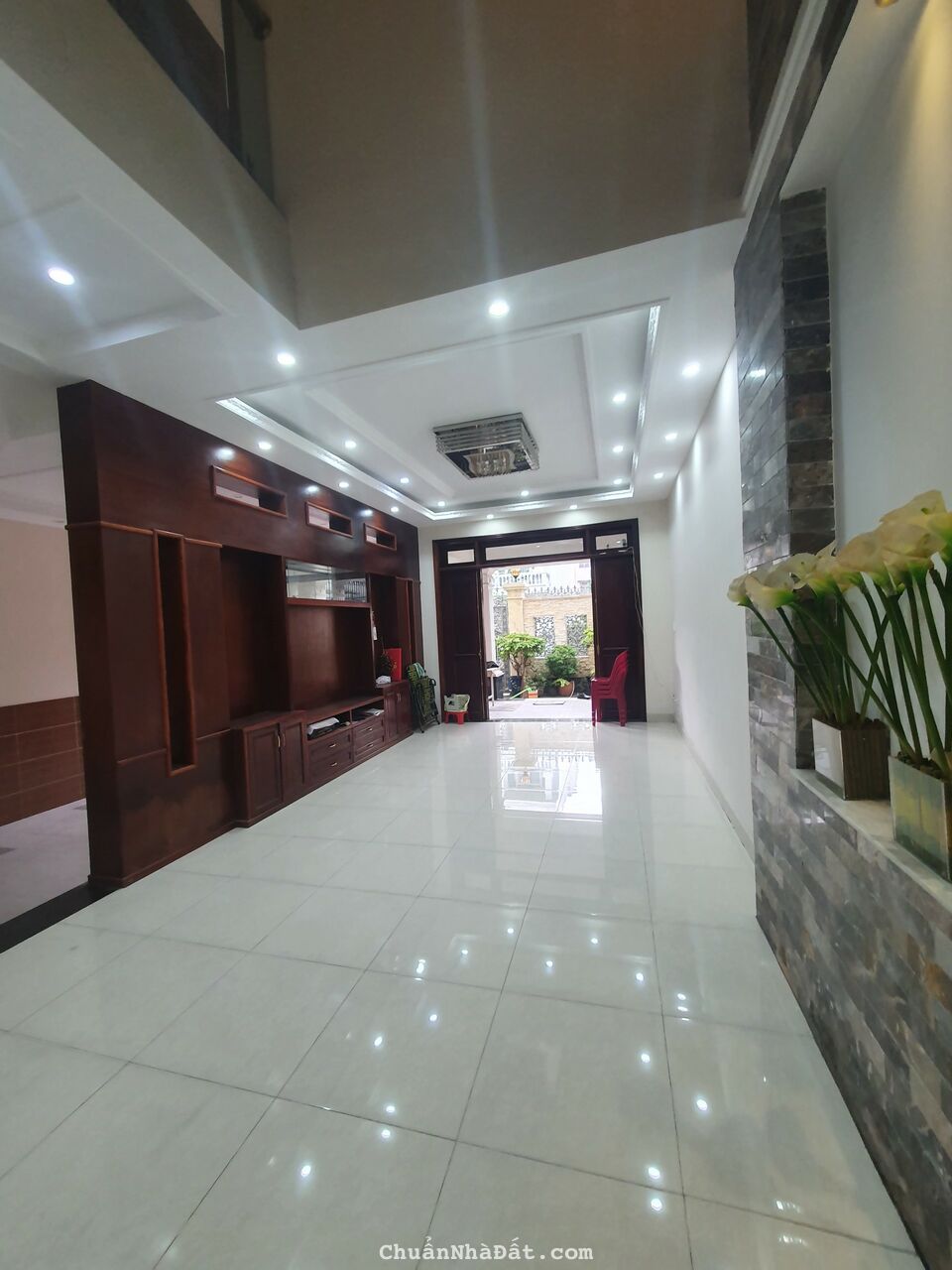 Bán biệt thự sân vườn KDC Savimex, p Phú Thuận, Q7: 7x30, trệt 2 lầu, áp mái. Giá 20 tỷ