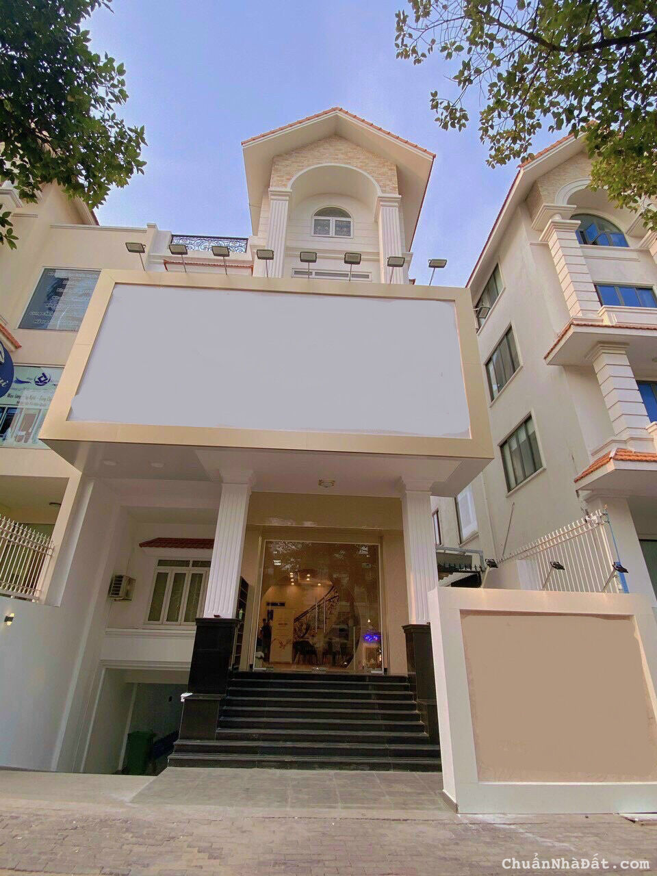 Bán biệt thự mặt tiền KDC Him Lam, p Tân Hưng, Q7: 10x20, hầm, trệt, 3 lầu. Nhà đẹp. Giá 72 tỷ