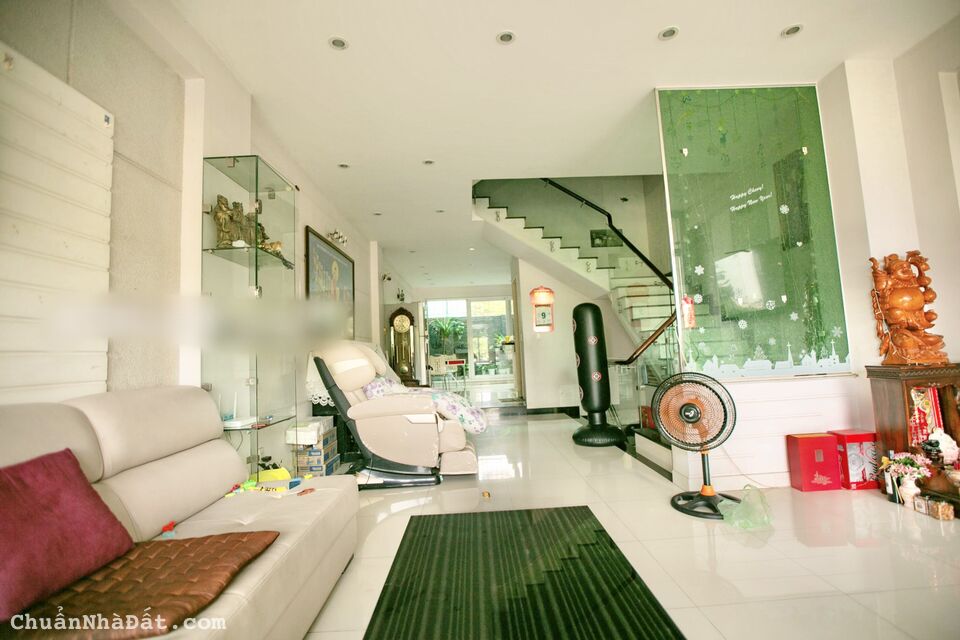 Cho thuê nhà mặt tiền đường đông dân KDC Him Lam Q7: 5x20, hầm, trệt 4 lầu, full nội thất. Giá 60tr