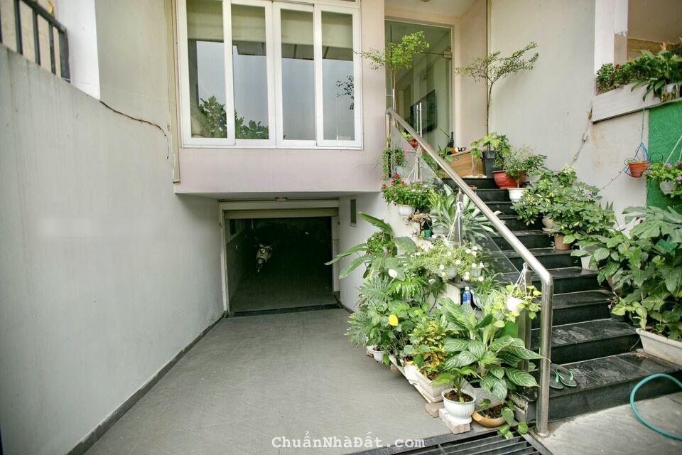 Cho thuê nhà mặt tiền đường đông dân KDC Him Lam Q7: 5x20, hầm, trệt 4 lầu, full nội thất. Giá 60tr