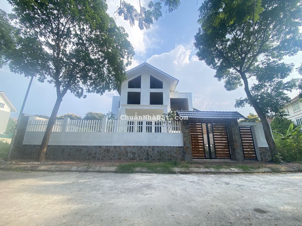 Bán biệt thự mới xây dựng mặt đường ven hồ khu ĐT hà Phong