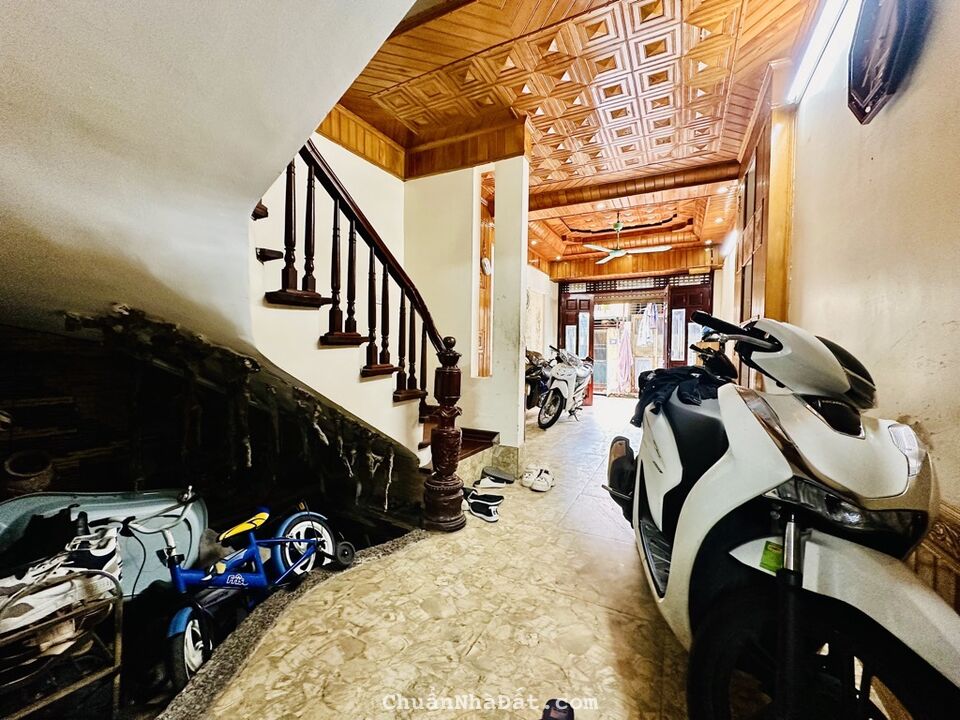 Bán nhà tân mai 5 tầng ô tô tránh vào nhà hoàng mai